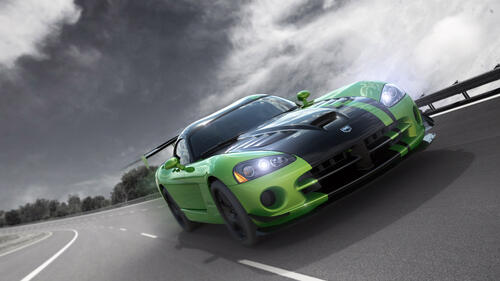 Зеленый Dodge Viper едет по дороге