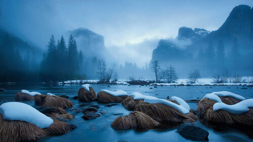 Река со снежными берегами в тумане