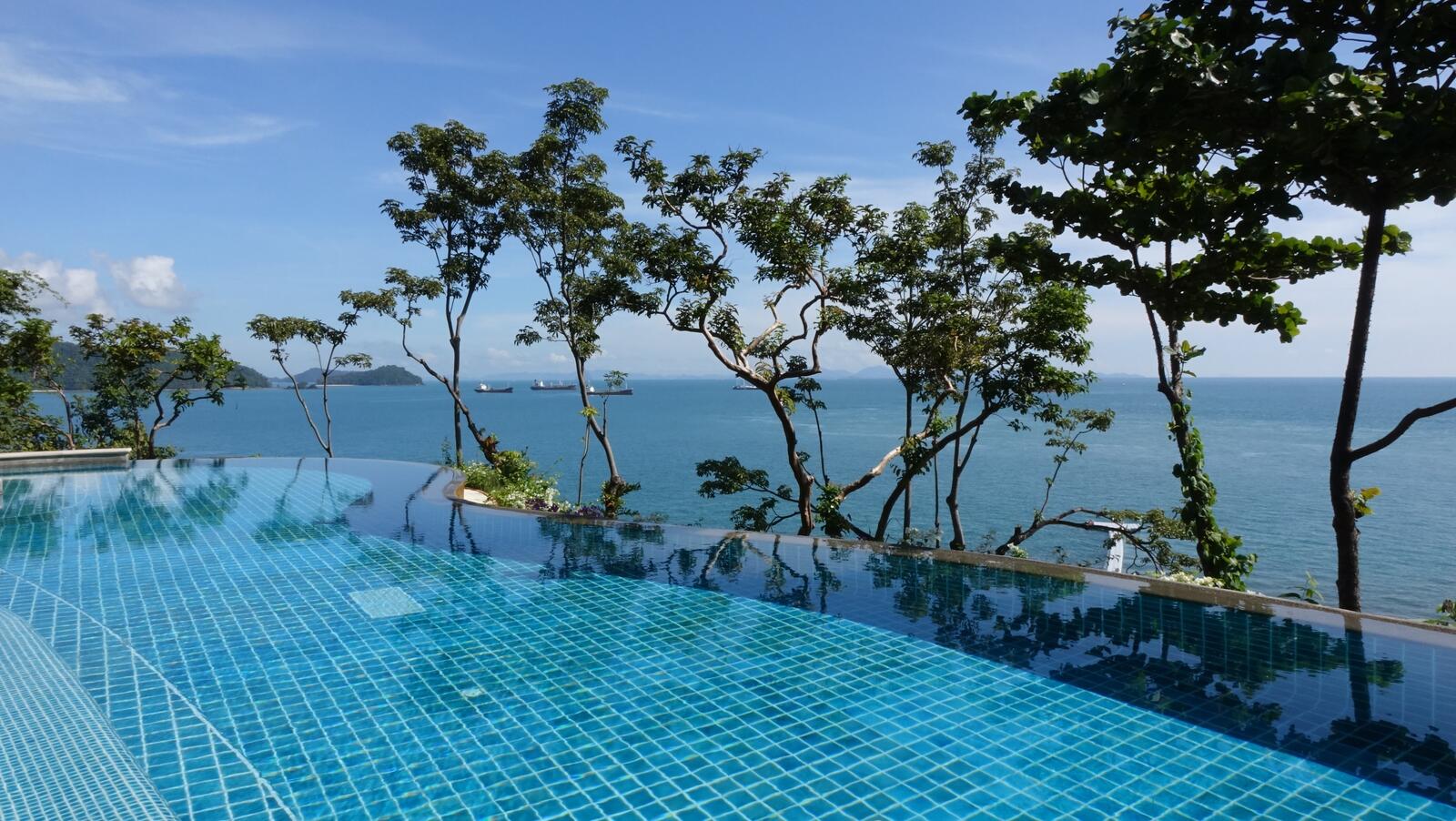Бесплатное фото Расслабляющий пейзаж на вилле с бассейном возле океана