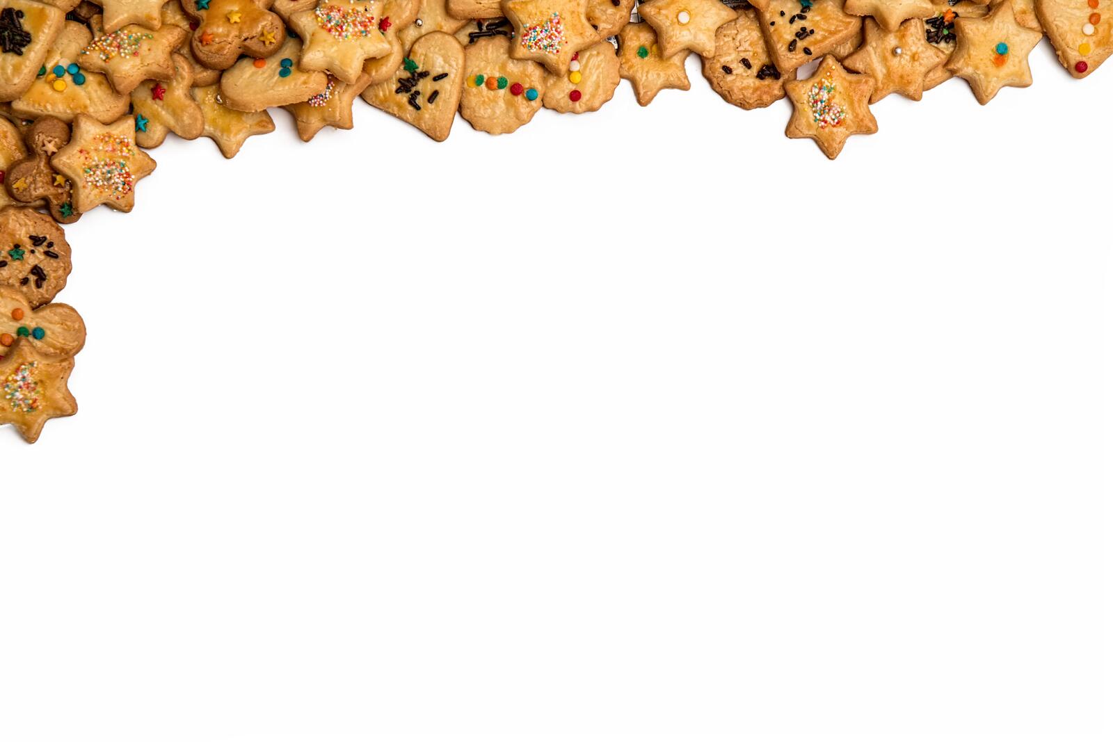 Free photo Scattered cookies on a white background