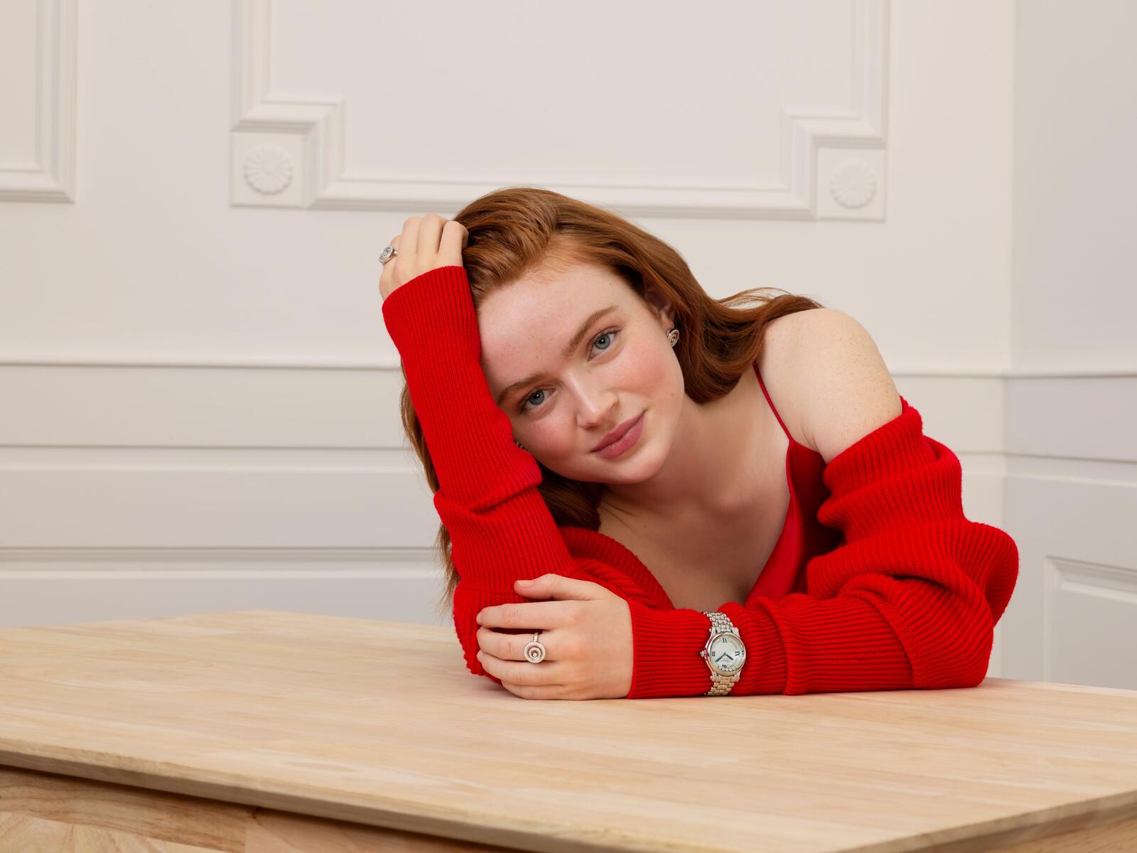 Free photo Redheaded Sadie Sink in a red sweater