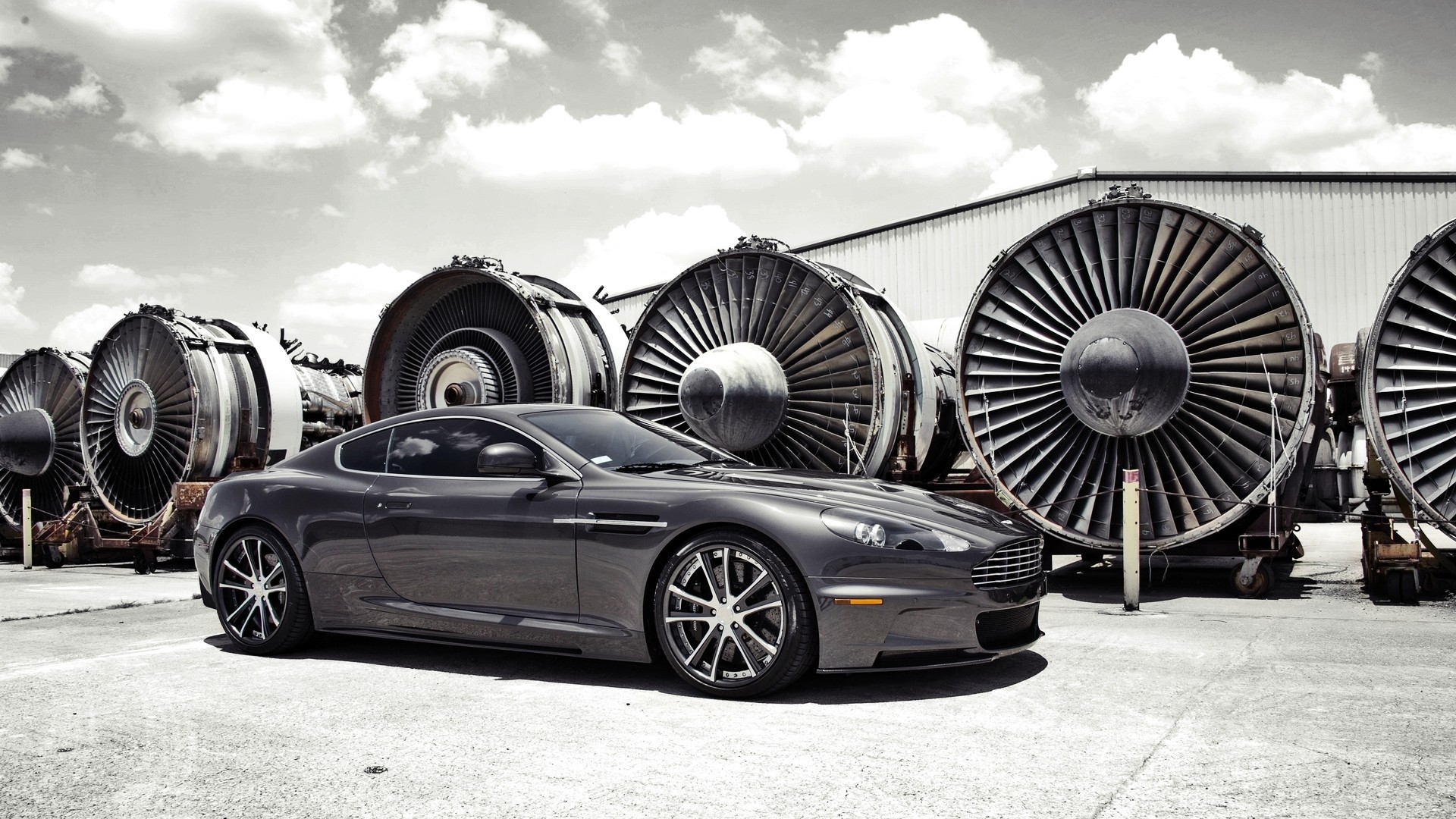 Aston Martin Vantage на монохромном снимке