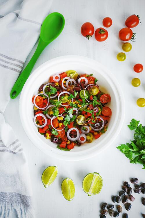 Овощной салат в белой тарелке