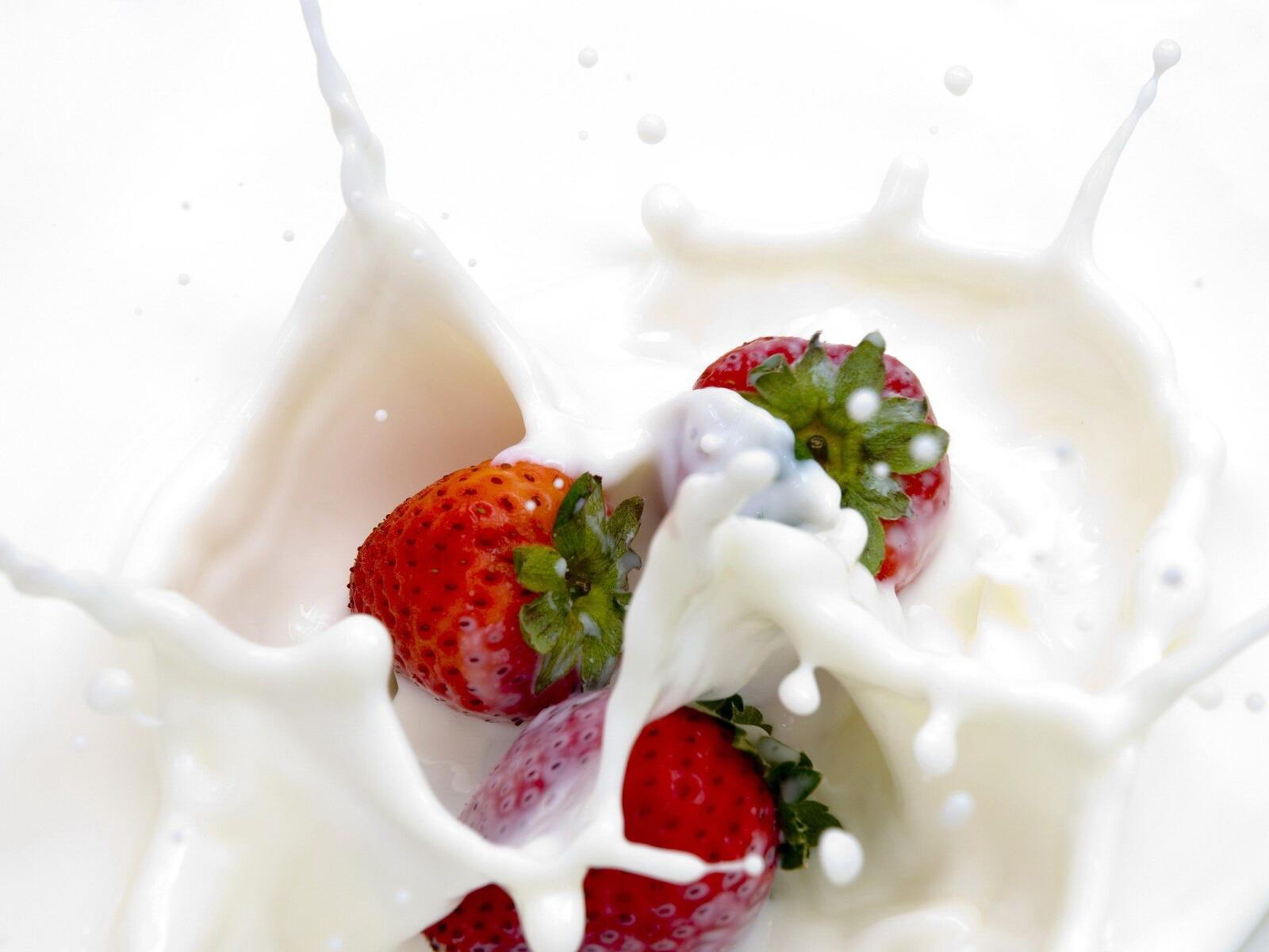 Free photo Wallpaper with strawberries in milk