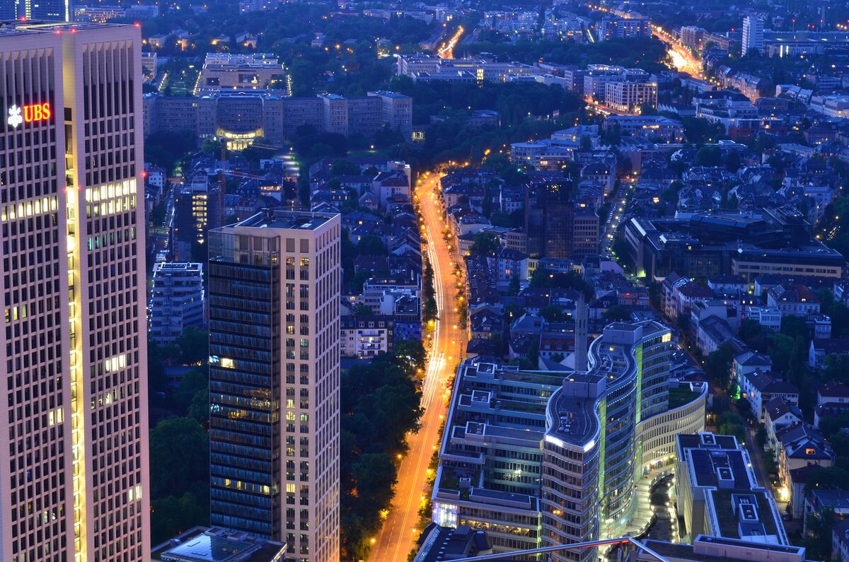 Вечерний Франкфурт в Германии с освещенной дорогой