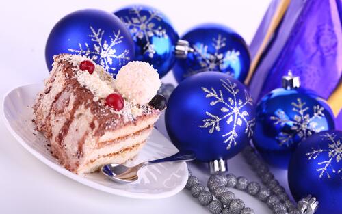 Торт рядом с новогодними шариками синим цветом