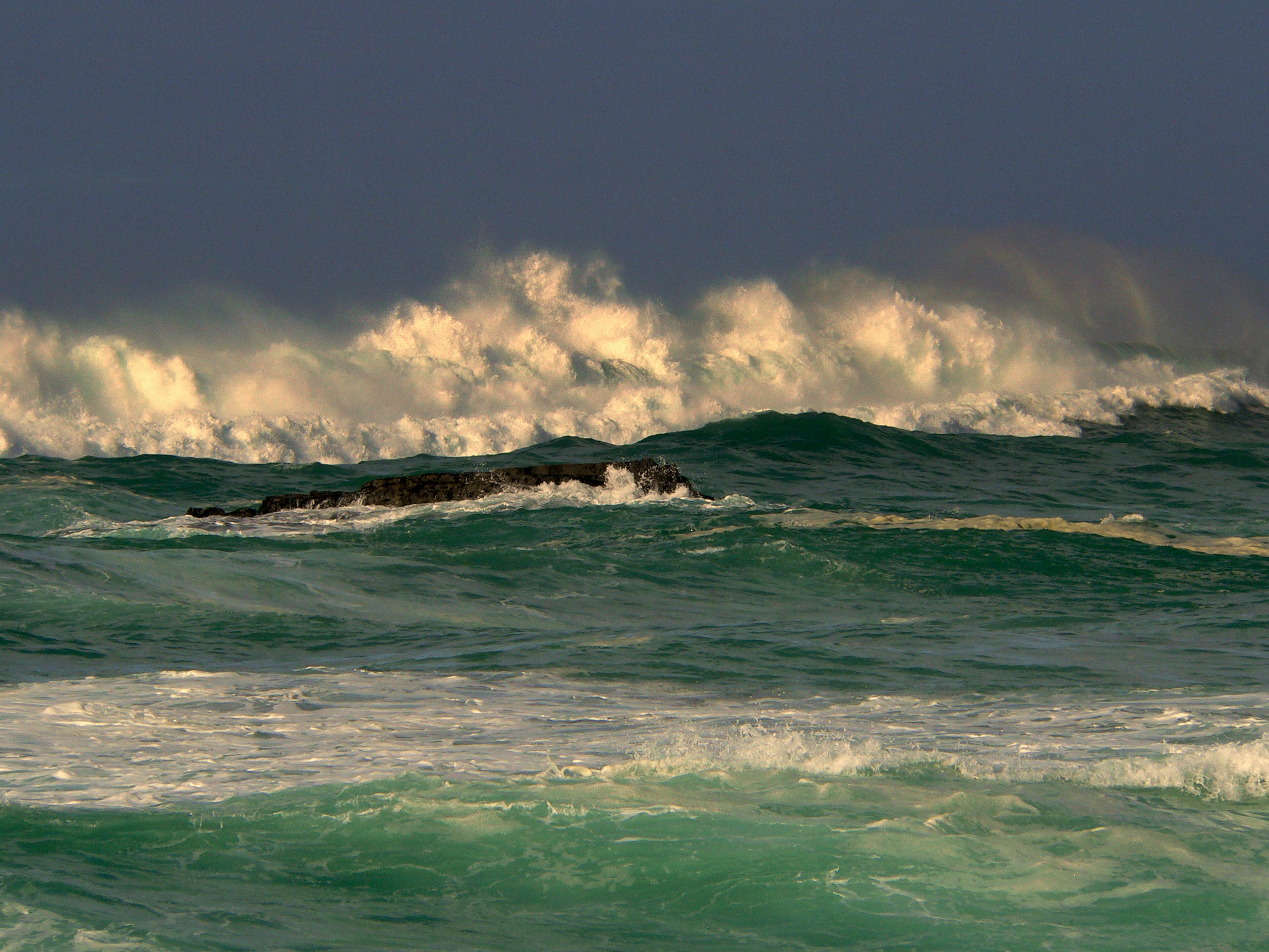 Фото океан, Португалия, красота, стена, март, волны, силы, мощность, ветер, синтра, ярость, исследовать, цунами, адрага, 00 волна - бесплатные картинки на Fonwall
