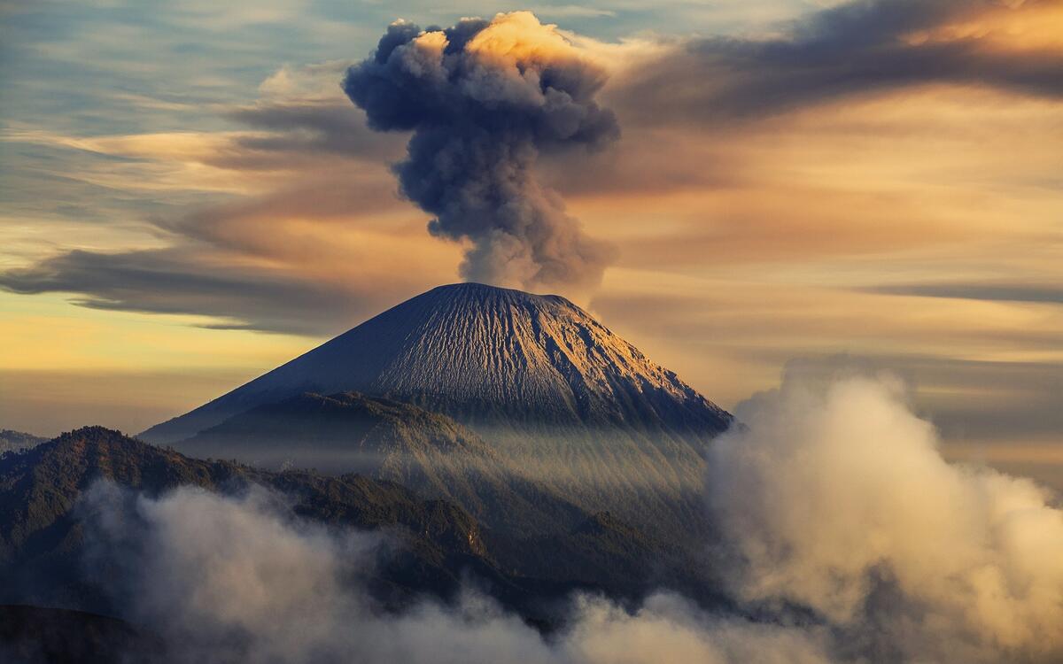 Вулкан начинает извержение