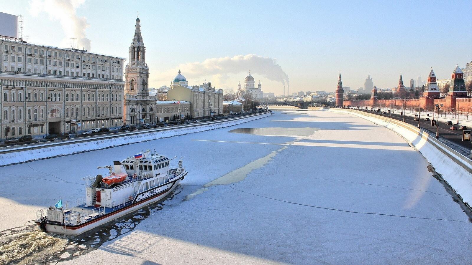 Free photo A motorboat of the Ministry of Emergency Situations is driving along the frozen Moskva River