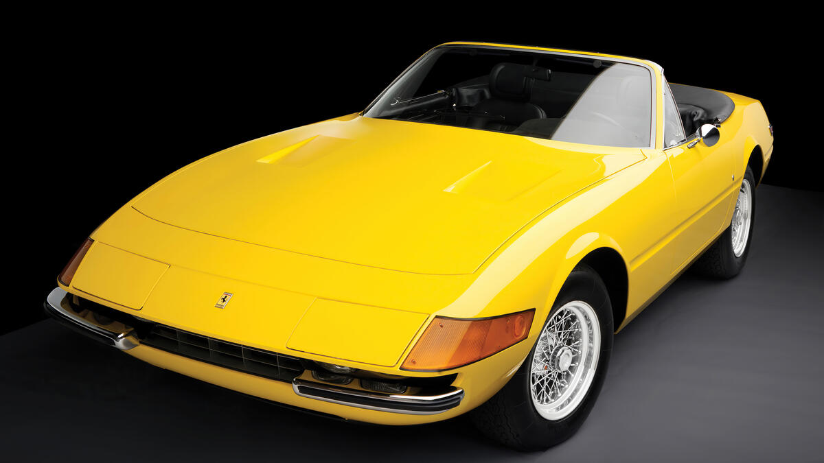 Старая Ferrari желтого цвета