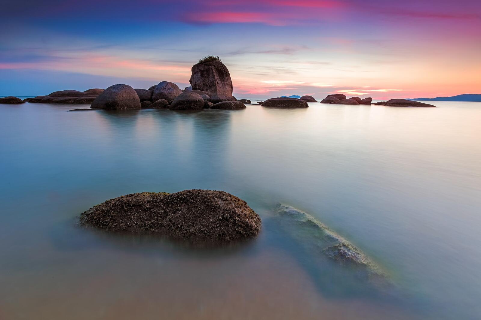 Бесплатное фото Большие камни в виде скал лежат в море