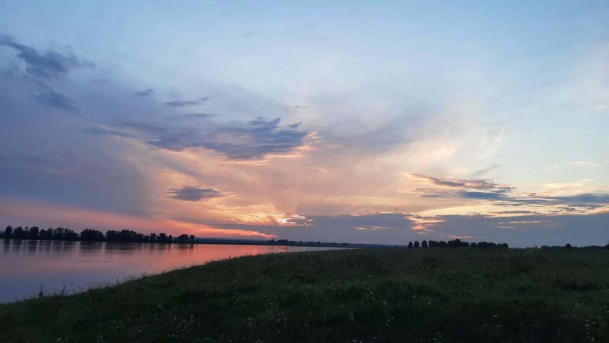 Закат на реке Лена поздним летом