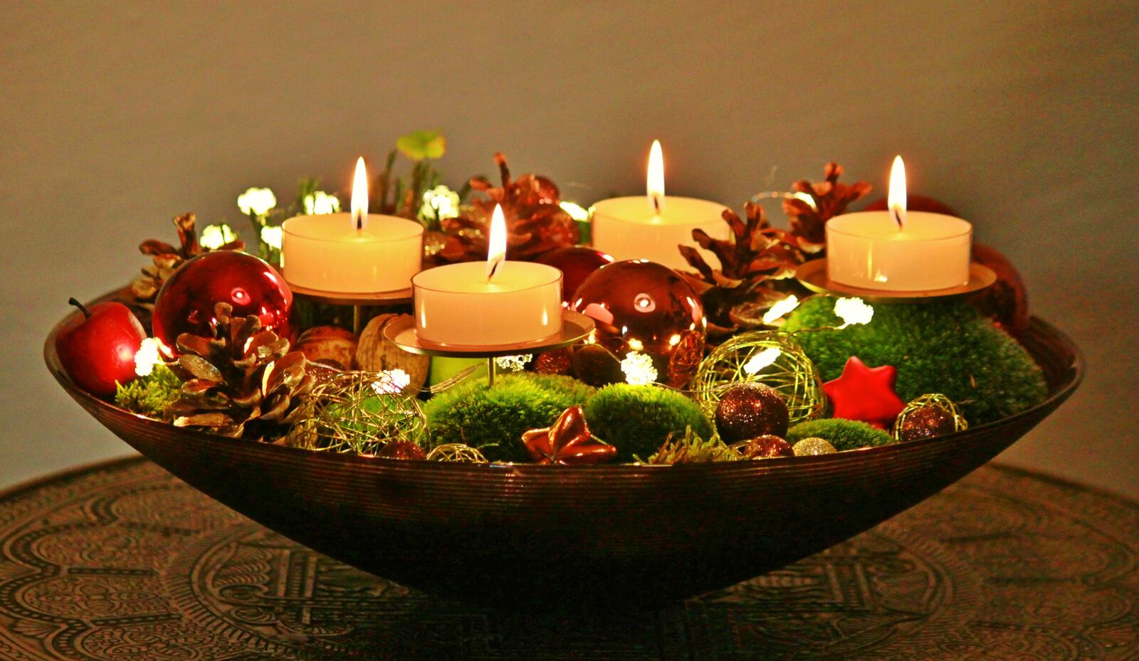 Бесплатное фото Большая тарелка с новогодней атмосферой
