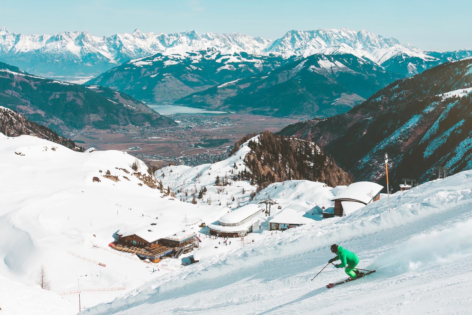 Бесплатное фото Катаемся на лыжах в горах