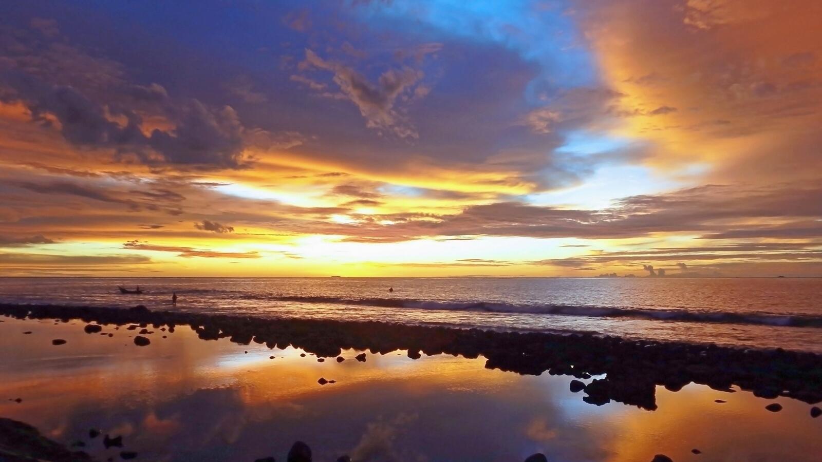 Бесплатное фото Закат на облачном небе над морем