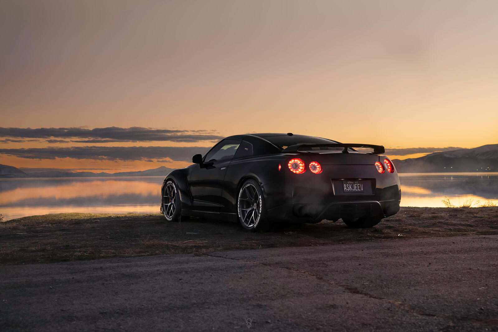 Бесплатное фото Черный Nissan GTR 2022 года вид сзади