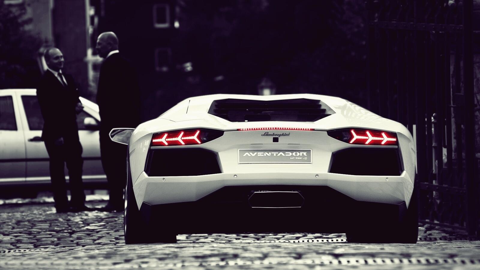 Free photo White Lamborghini Aventador from behind in monochrome photo