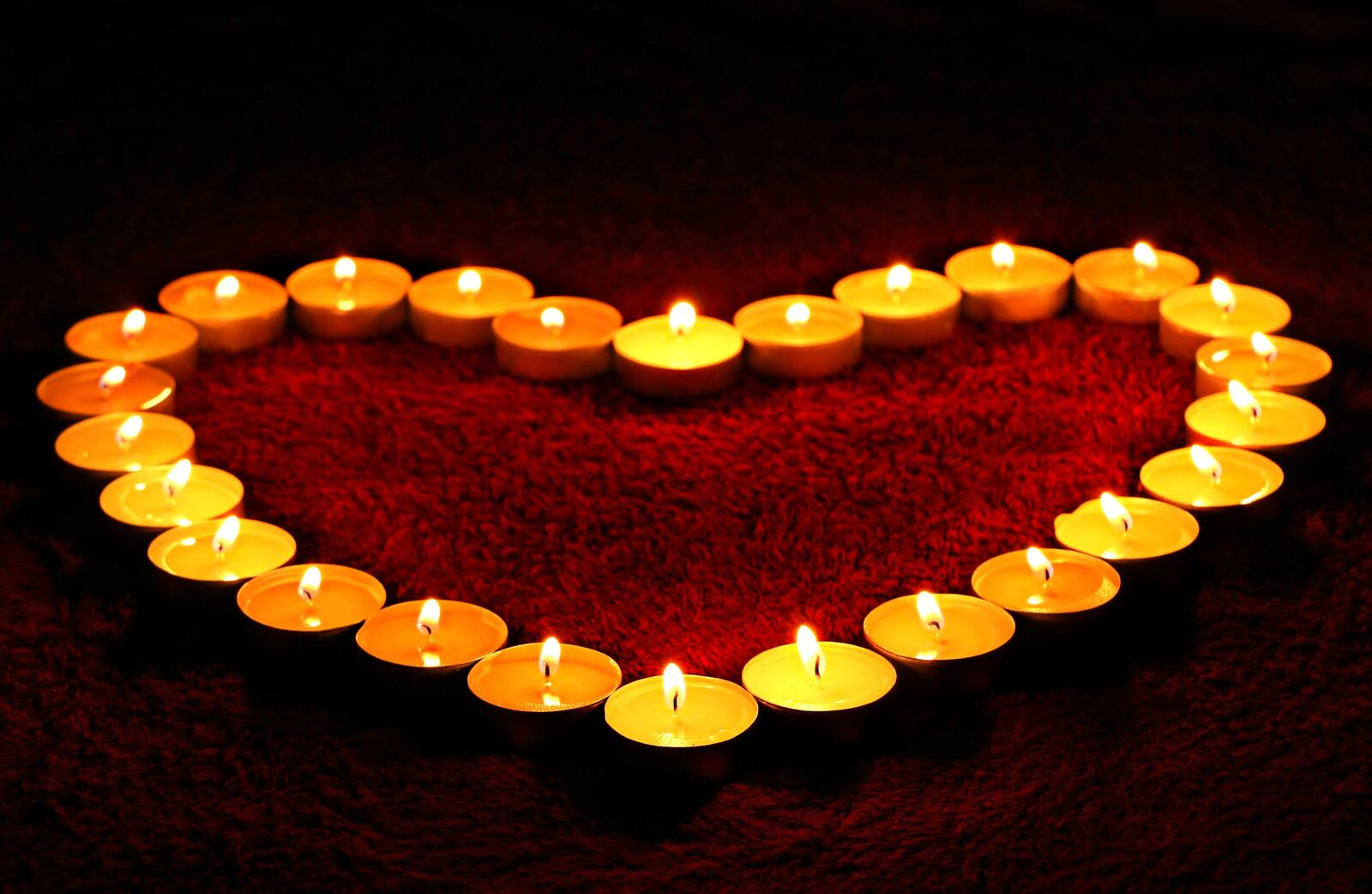 Бесплатное фото Светящееся сердце из маленьких свечек