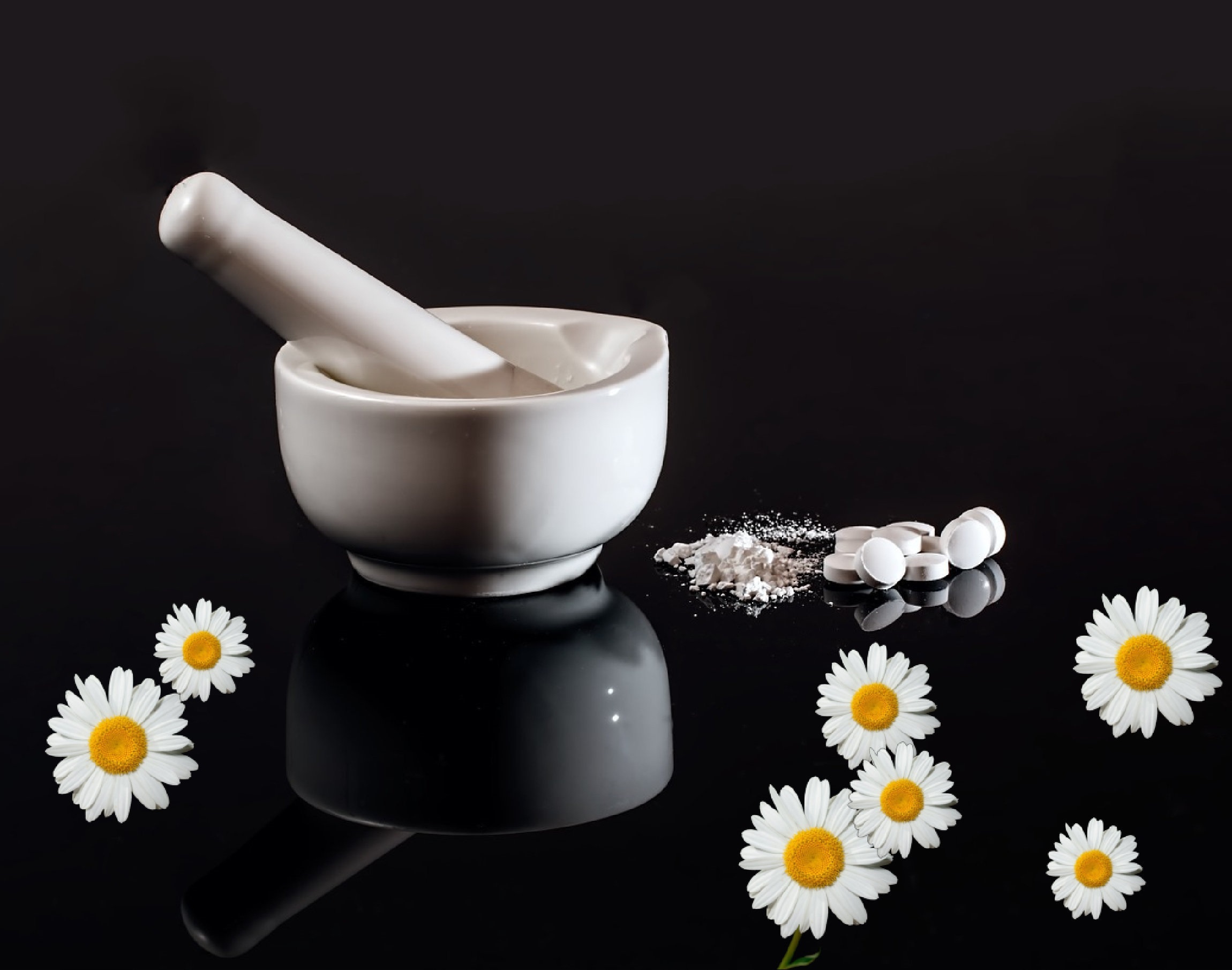 Бесплатное фото Растолченные таблетки в белой глиняной миске