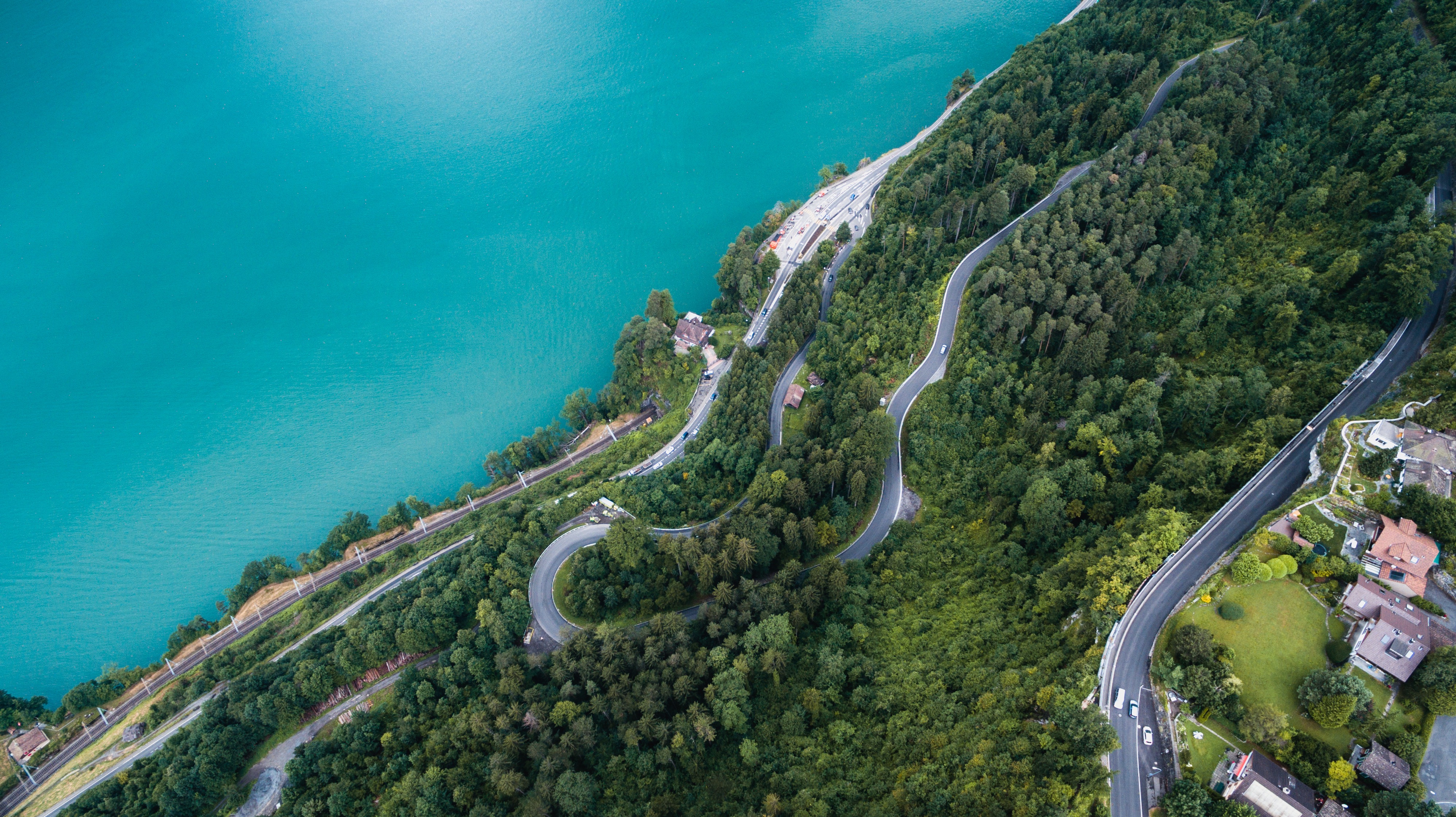 Бесплатное фото Извилистая дорога на склоне горы возле берега моря