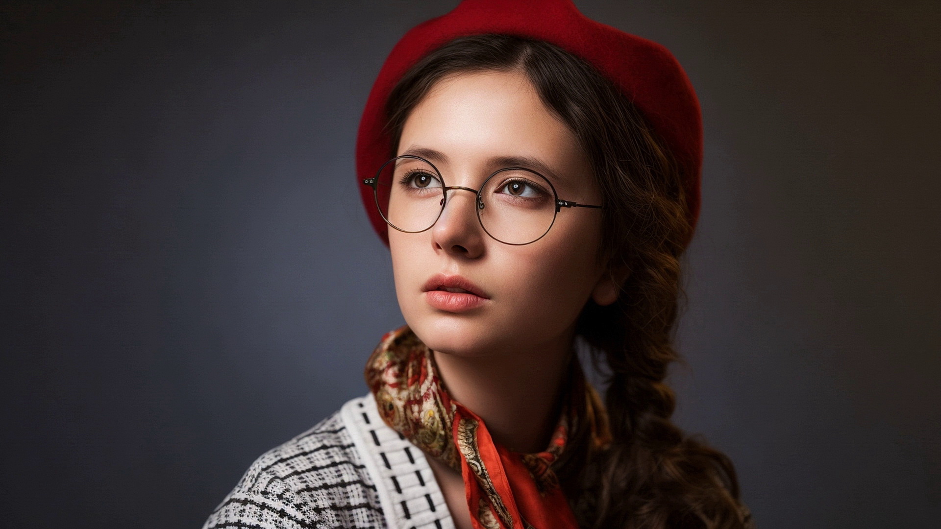 Бесплатное фото Портрет Дианы Шеметовой в очках и красном берете