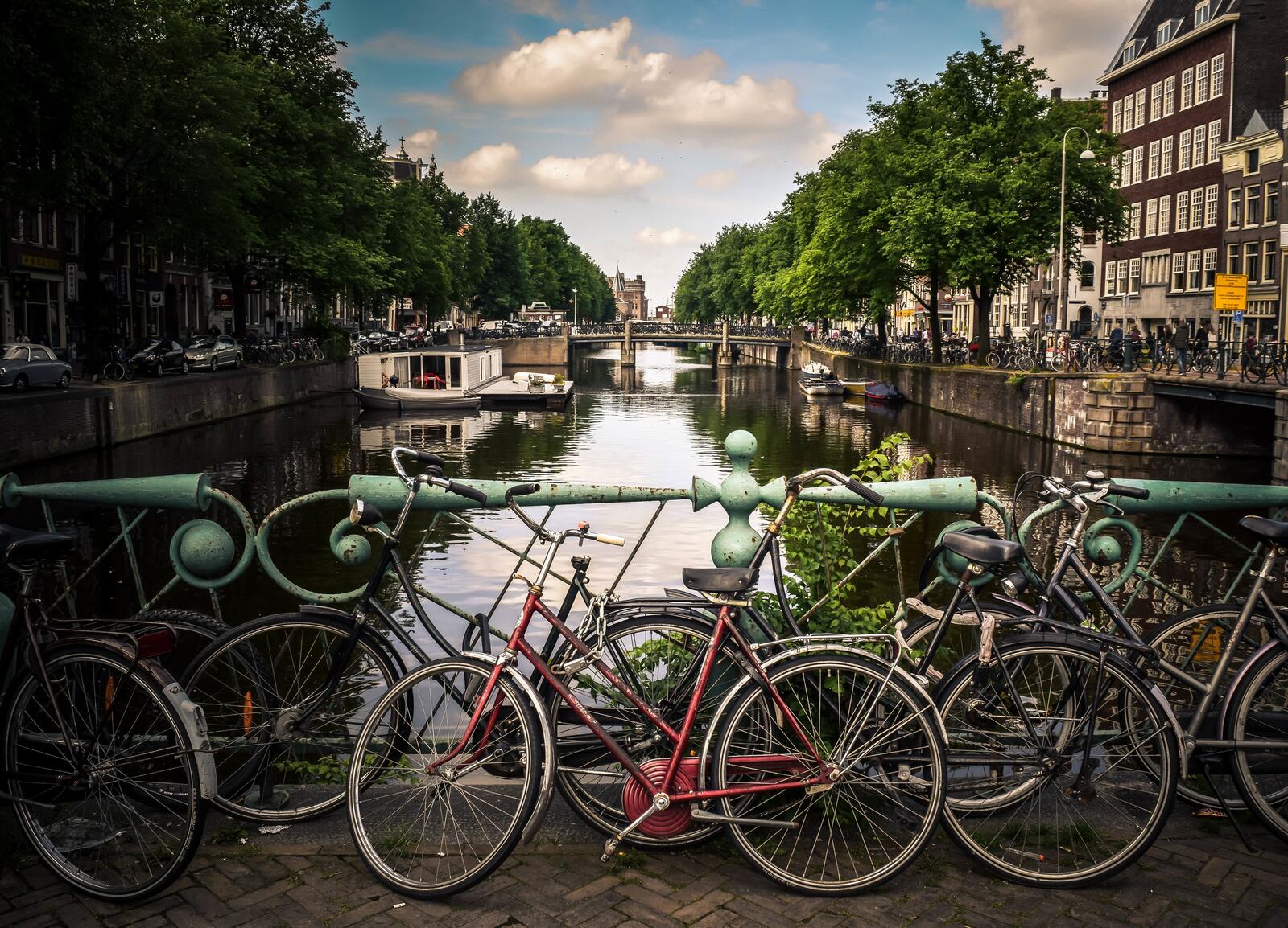 Бесплатное фото Не большой канал между домами в Амстердаме