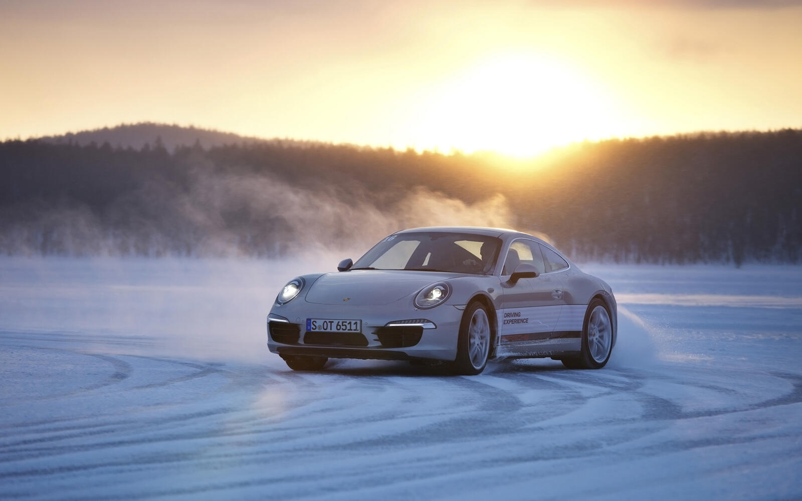 Free photo Drifting a Porsche in the snow