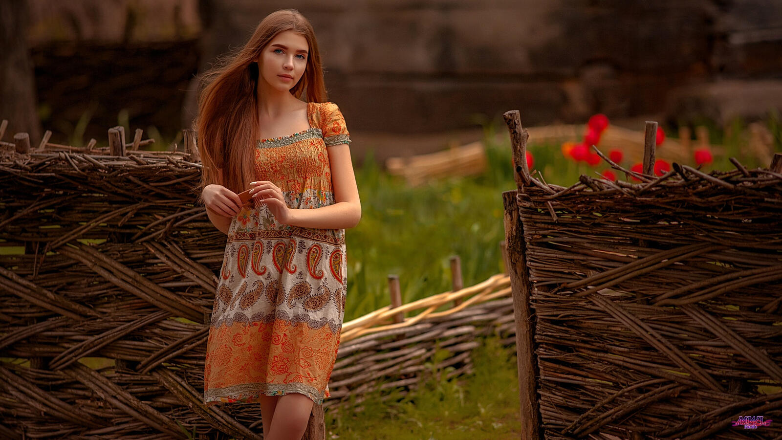 Бесплатное фото Красивая рыжеволосая девушка в деревенском платье