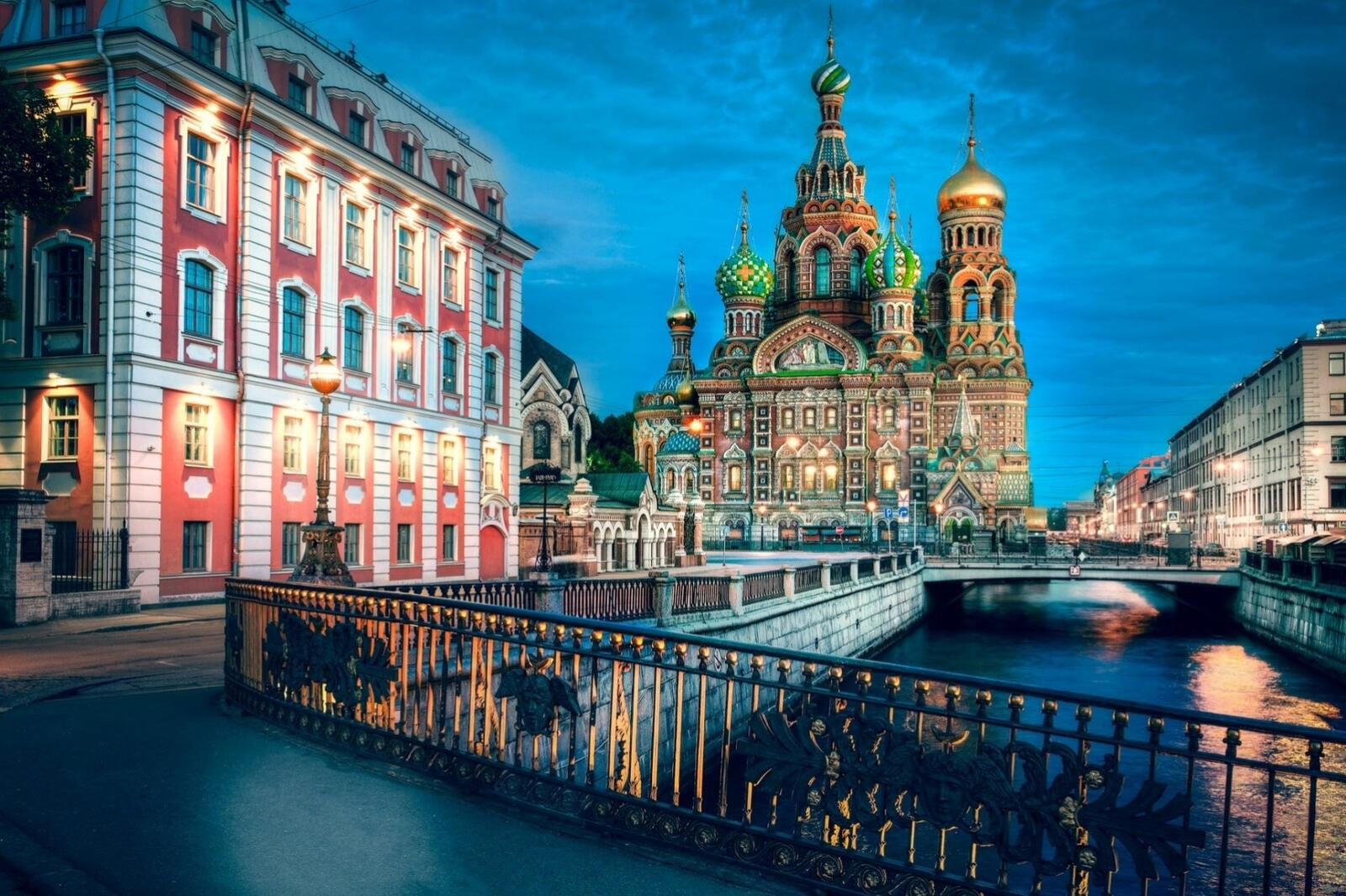 免费照片傍晚的圣彼得堡