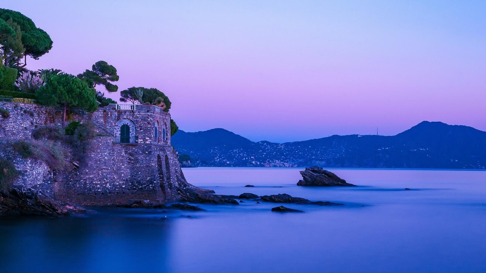 Free photo A fortress by the sea in Italy