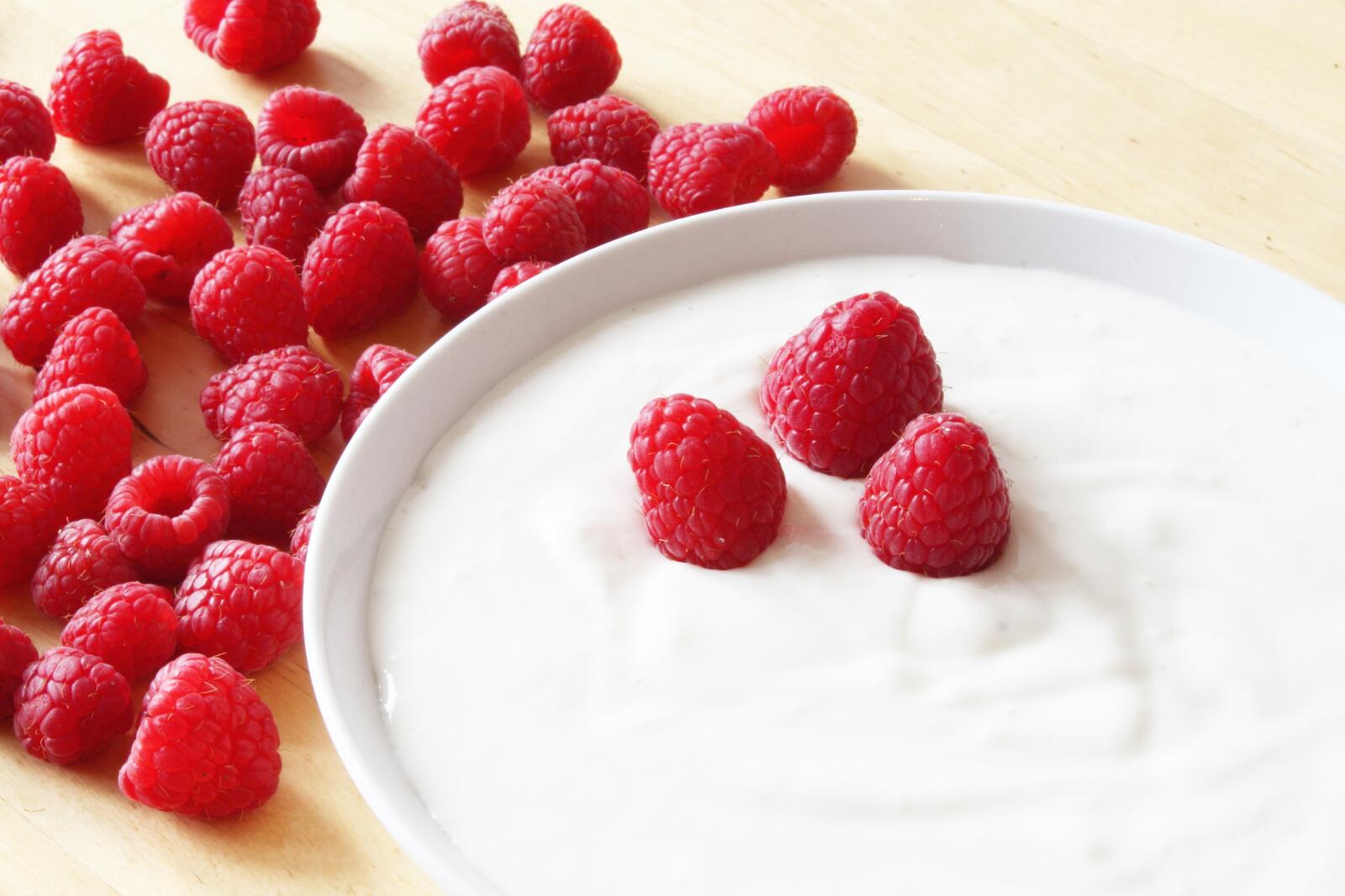 Бесплатное фото Ягоды малины с йогуртом