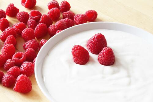 Raspberries with yogurt