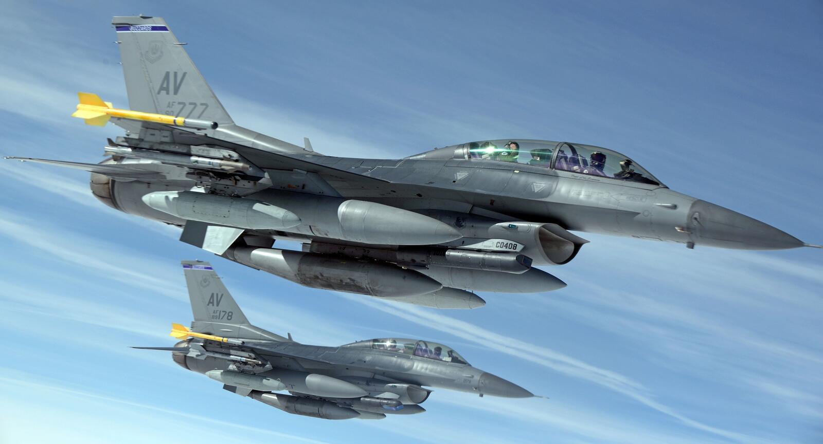 Бесплатное фото Оснащенные ракетами истребители США поднялись в небо