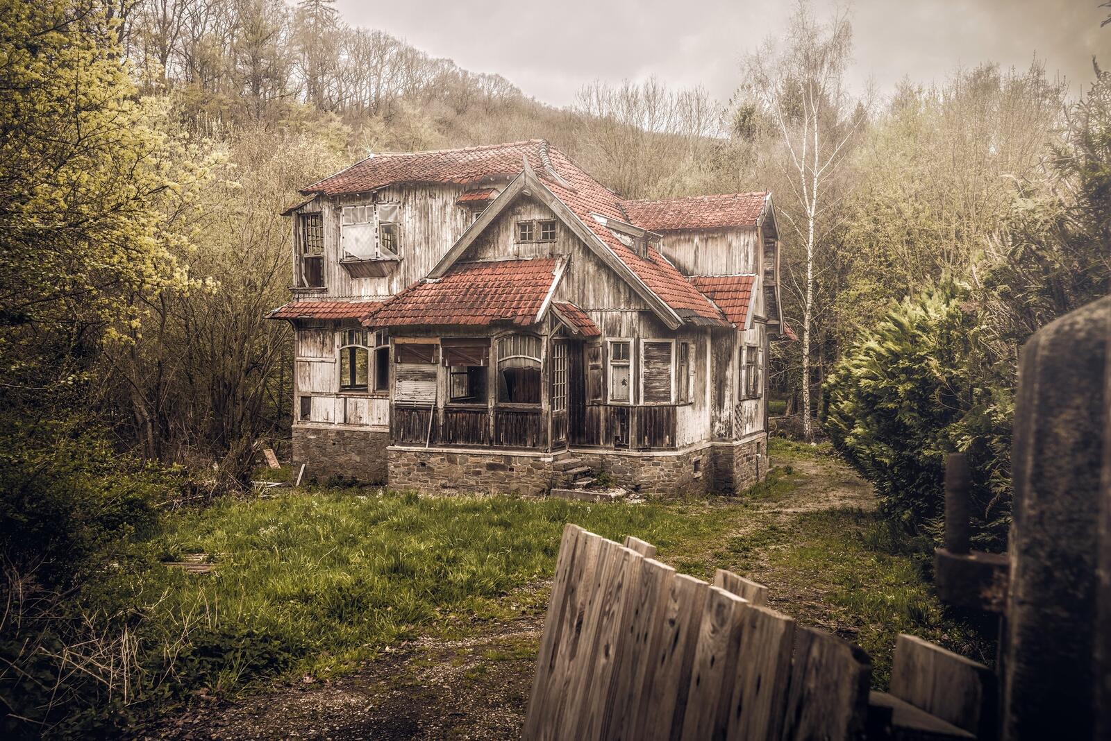 Free photo An old forgotten wooden house