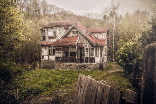 Старинный забытый деревянный дом