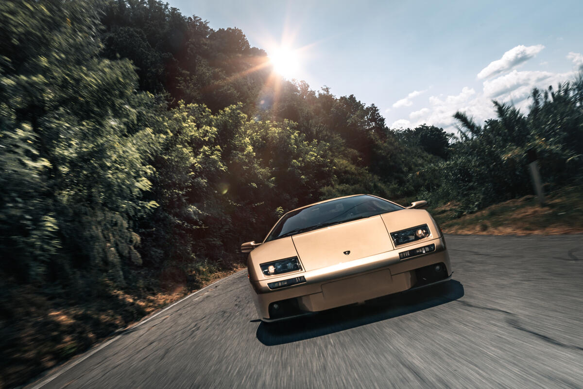 Lamborghini diablo едет по дороге