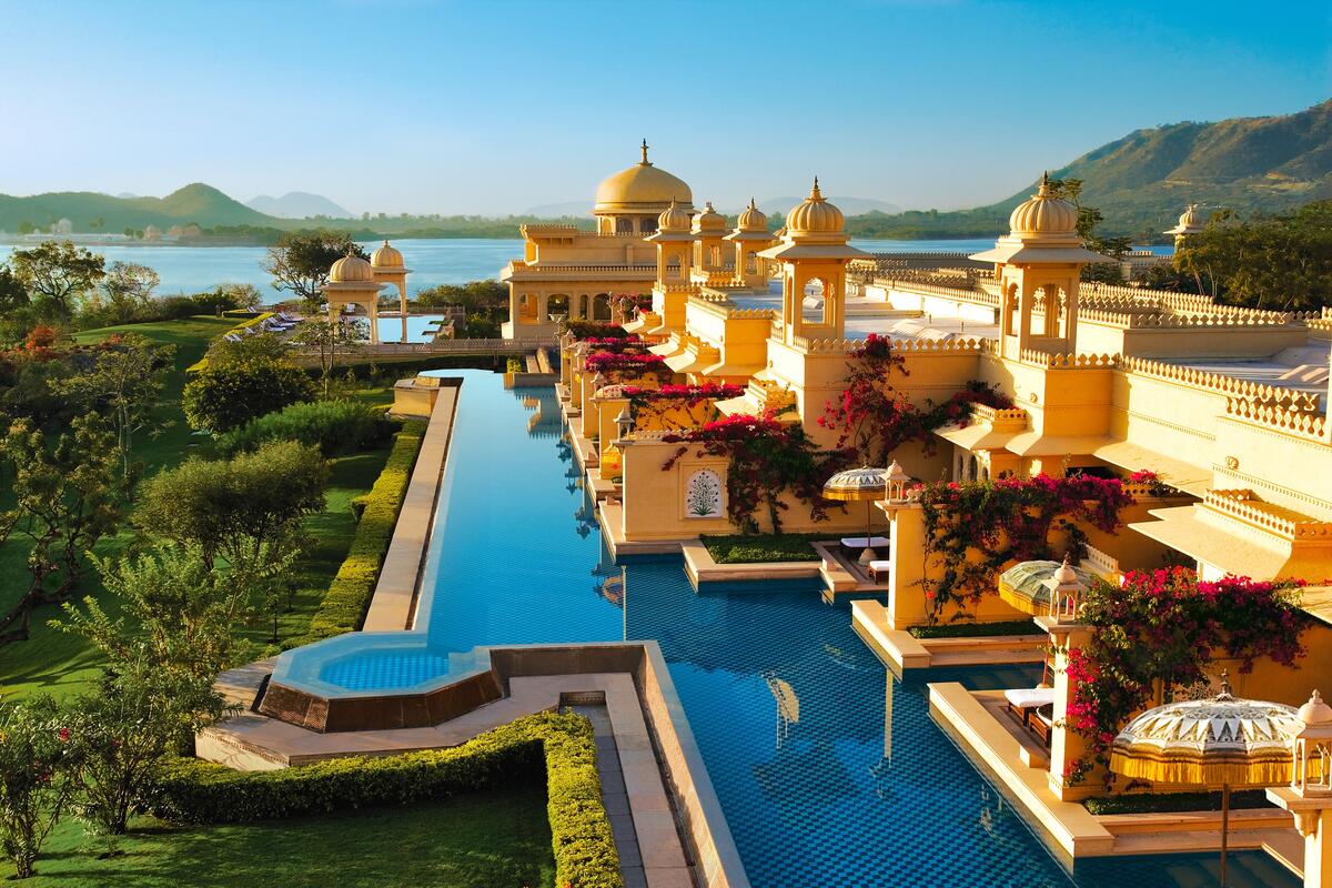 Красивая Индийская архитектура с бассейном возле реки