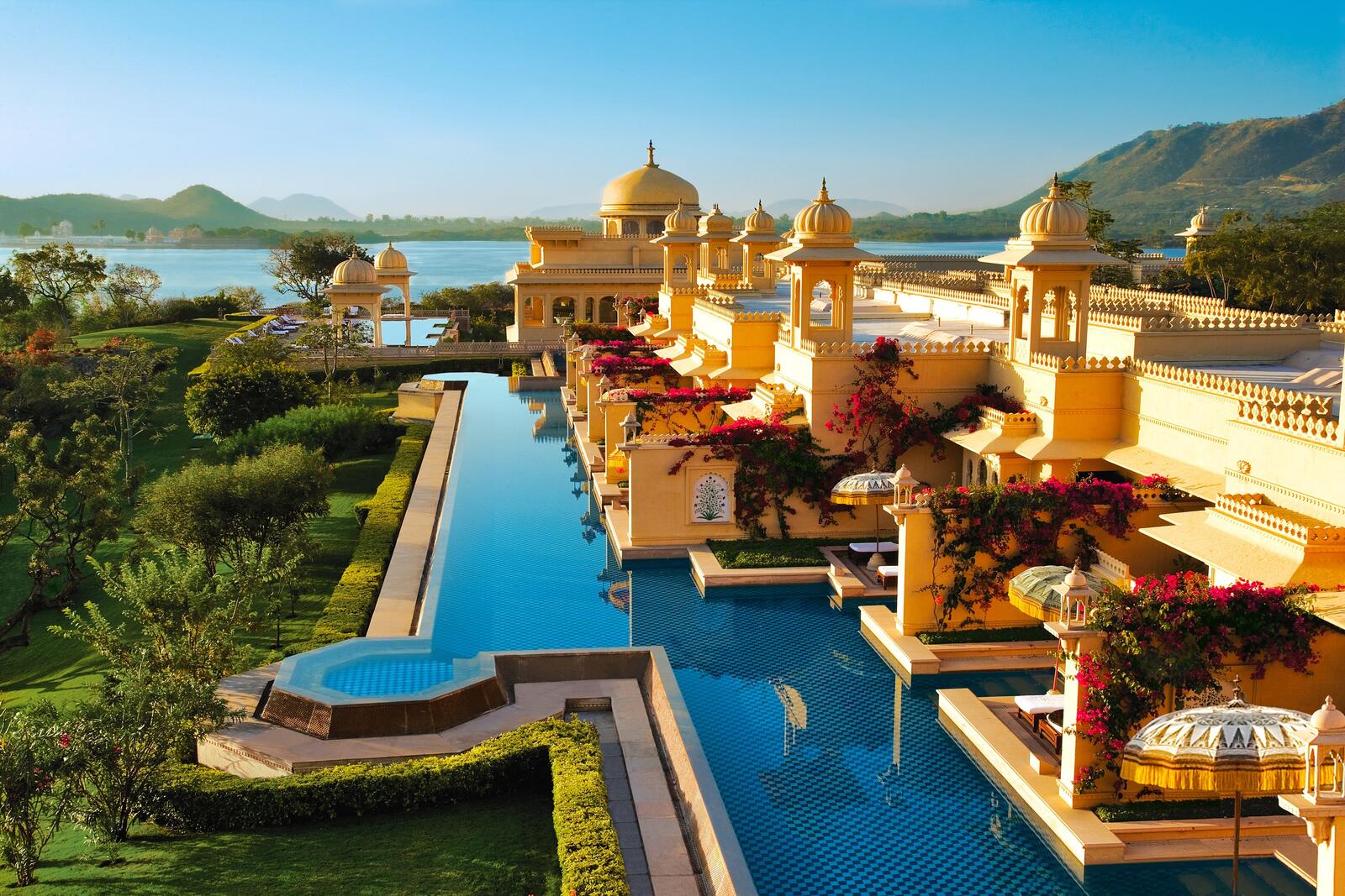 Бесплатное фото Красивая Индийская архитектура с бассейном возле реки