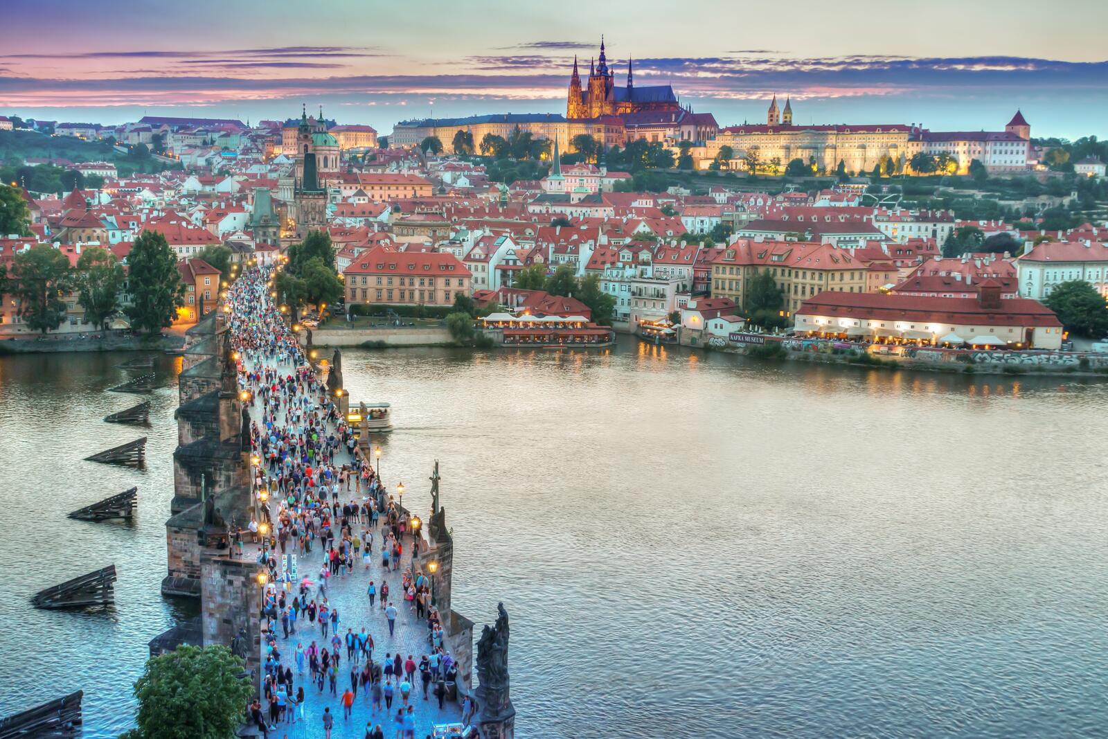 Бесплатное фото Пешеходный мост через реку в Праге