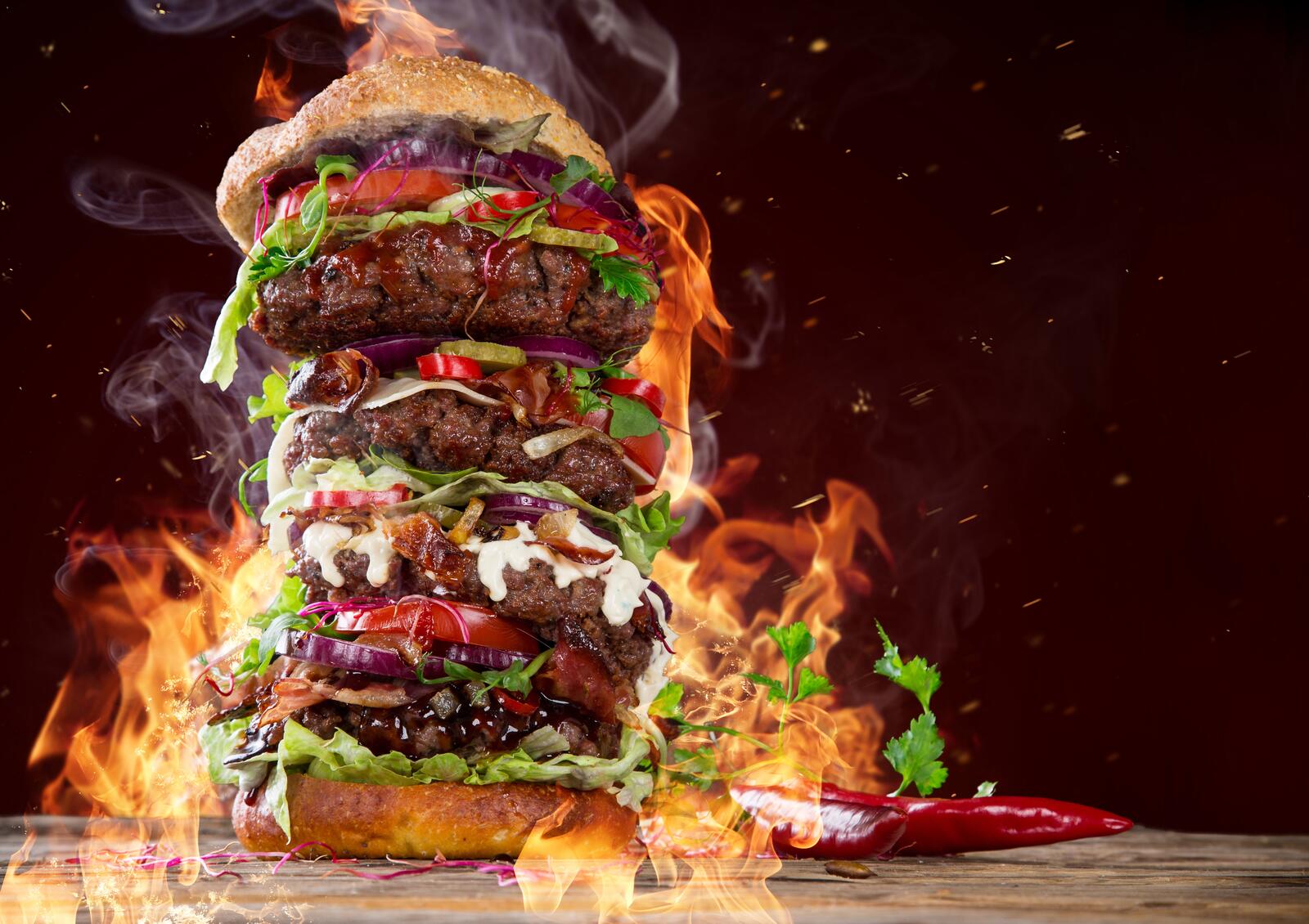 Бесплатное фото Очень большой гамбургер в огне