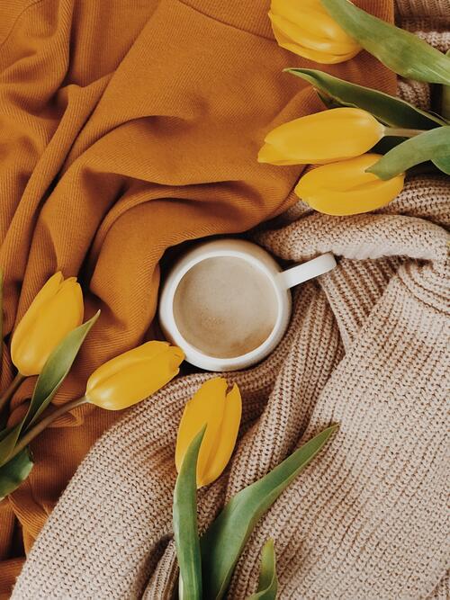 Чашка кофе с желтыми тюльпанами