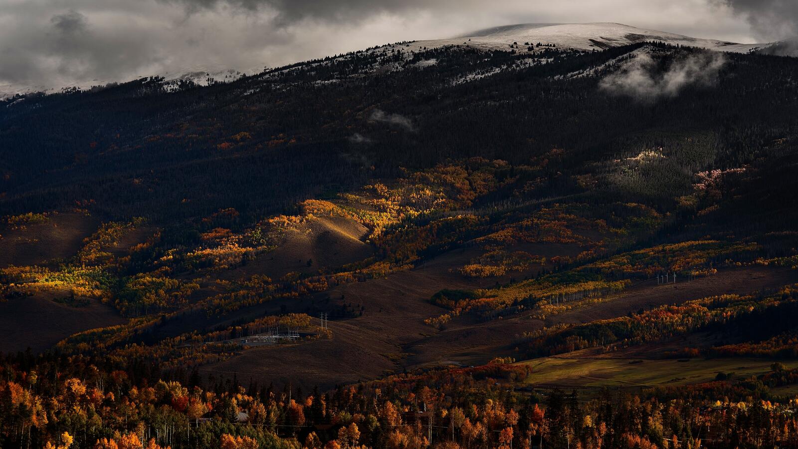 Бесплатное фото Холмистая местность с пологой горой