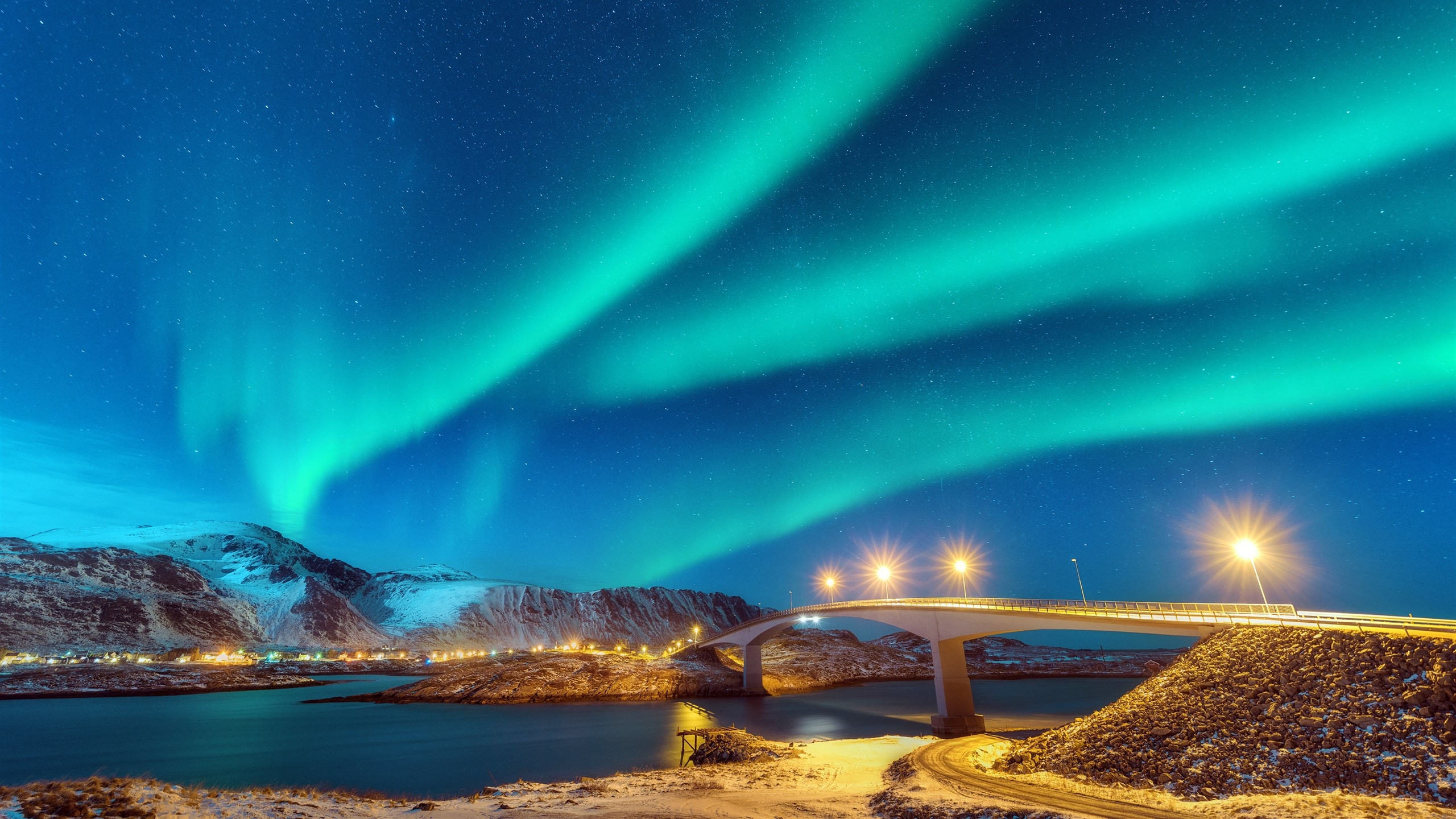 Free photo Aurora borealis over the evening bridge.