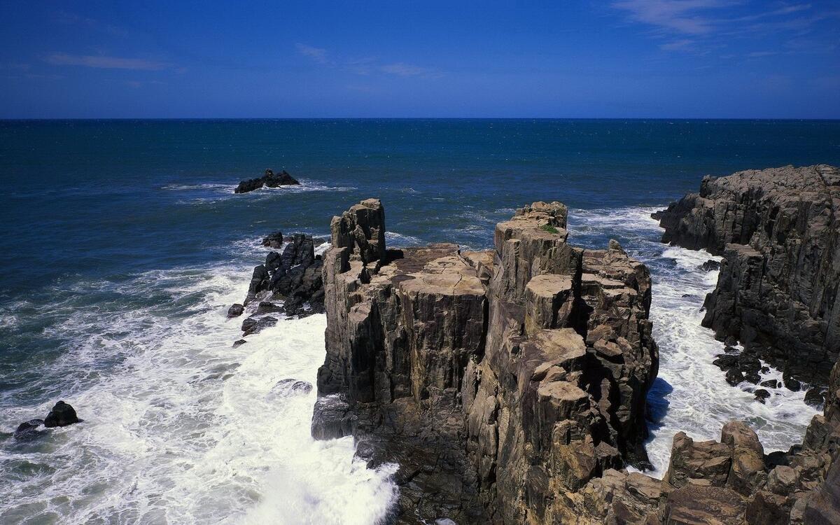 Огромные скалы на побережье океана