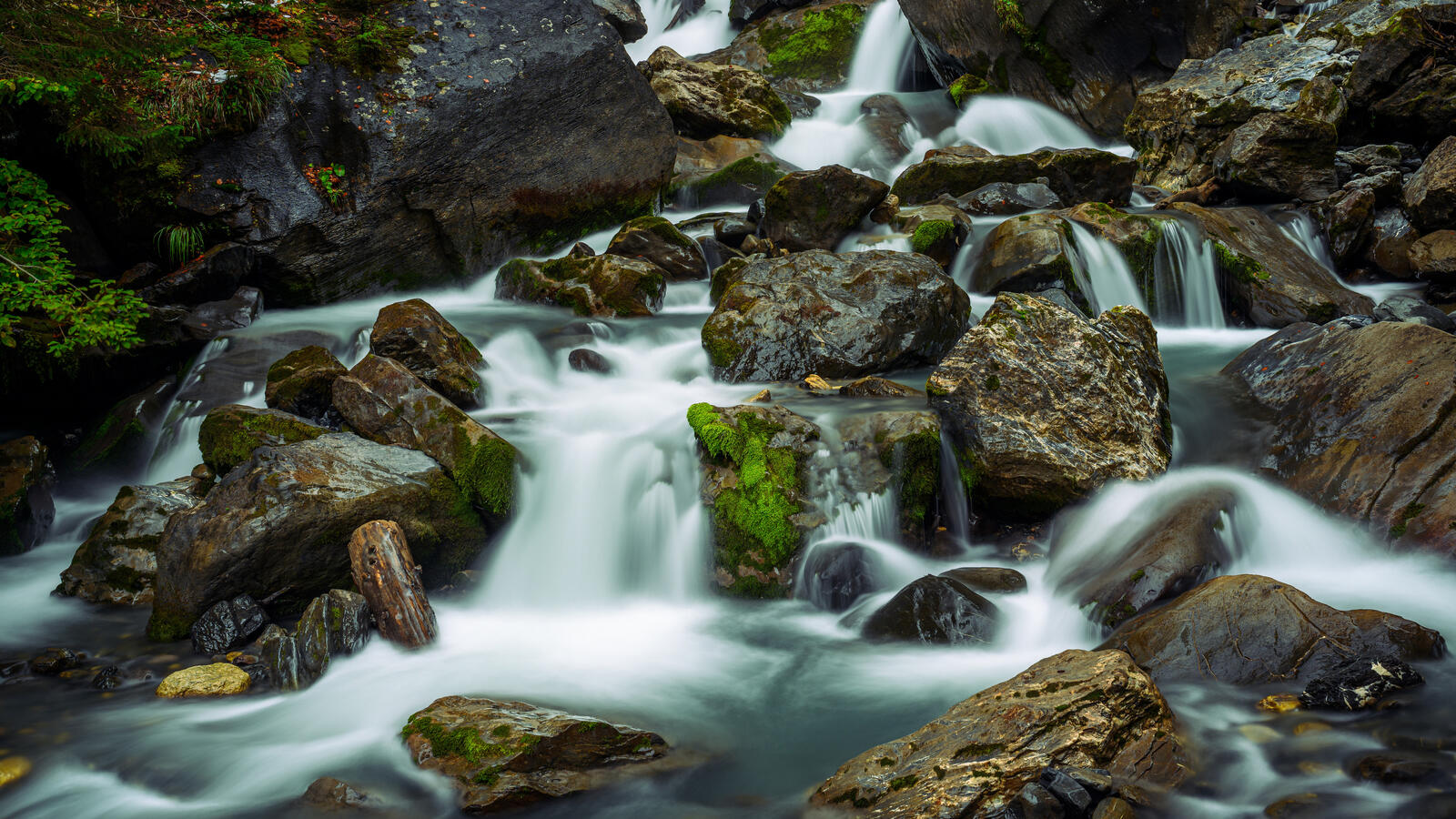 Free photo Rocks in a mountain river