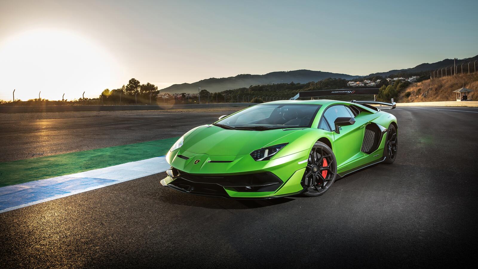 Бесплатное фото Lamborghini aventador svj зеленого цвета