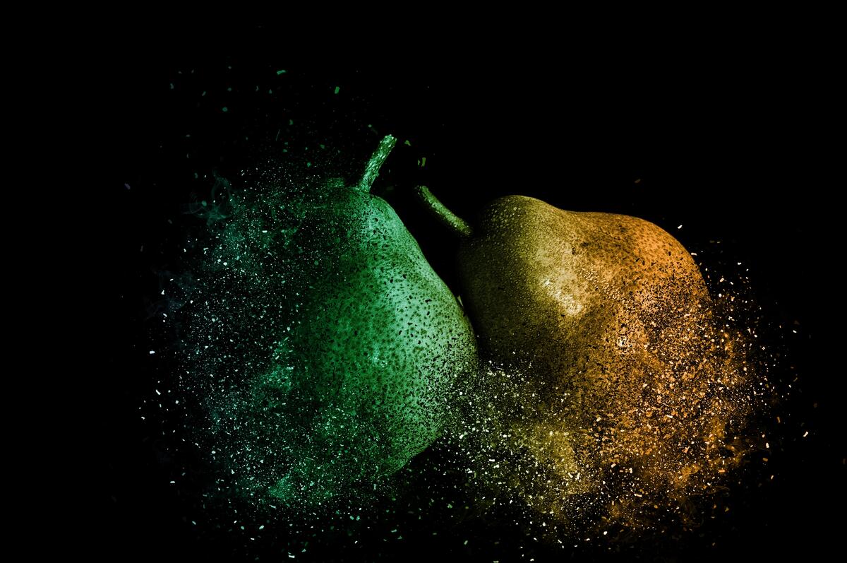 Зелёная и жёлтая груша на чёрном фоне с эффектом фотошопа