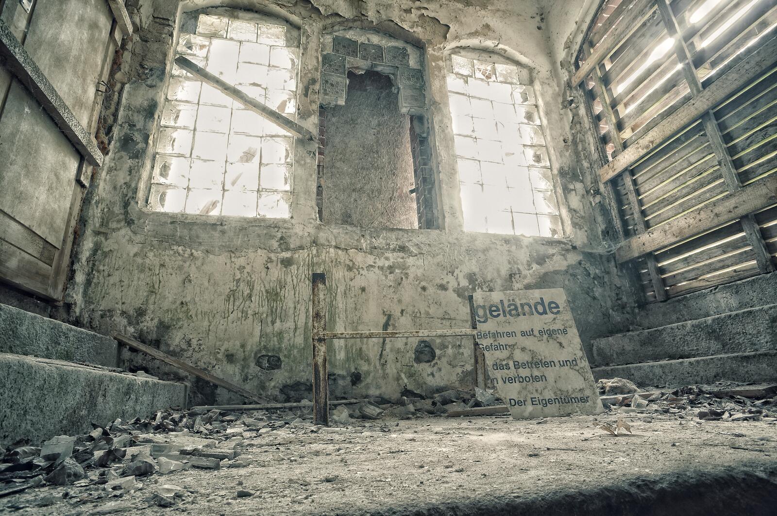 Free photo Inside an old abandoned building