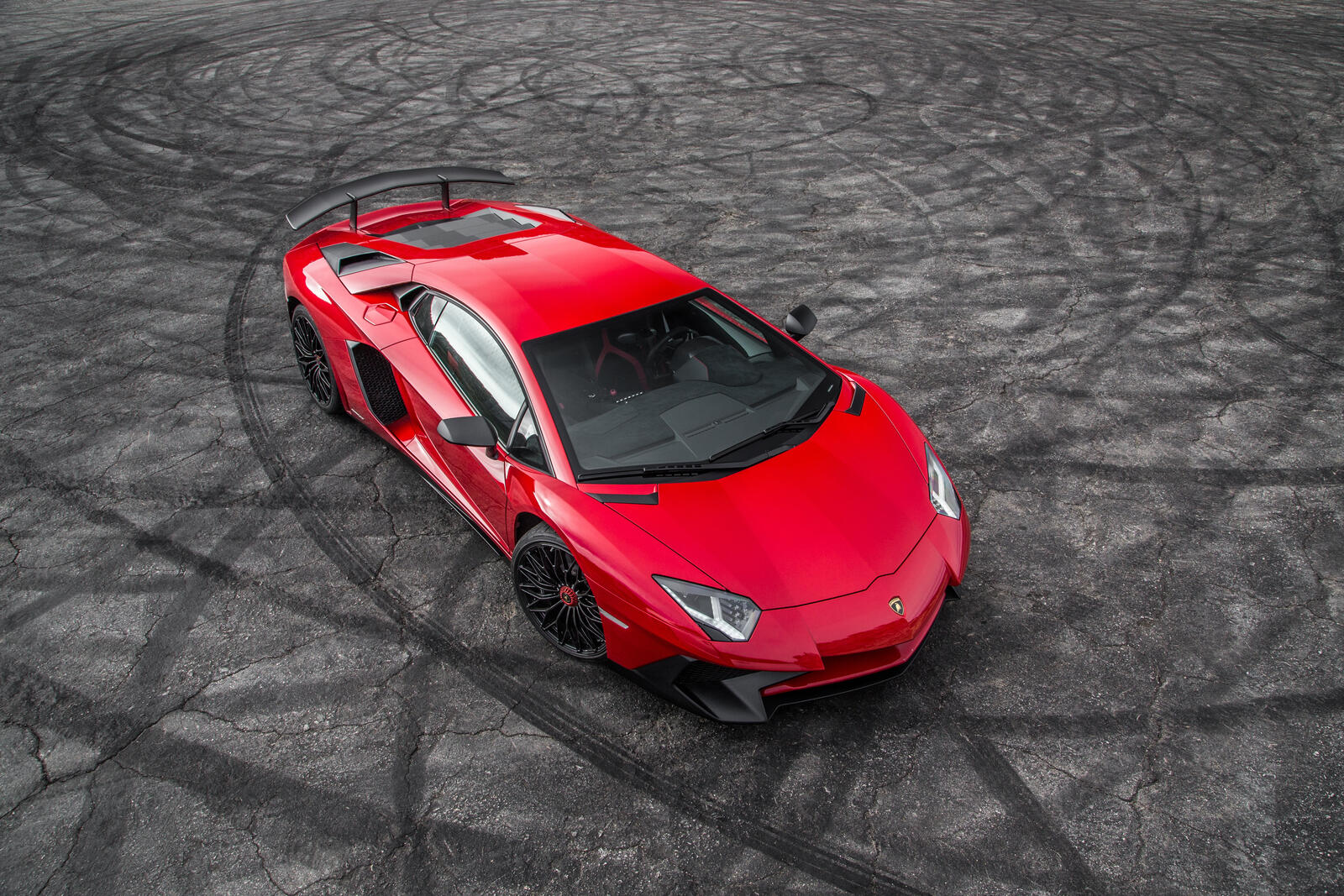 Free photo A bright red lamborghini aventador photographed from above