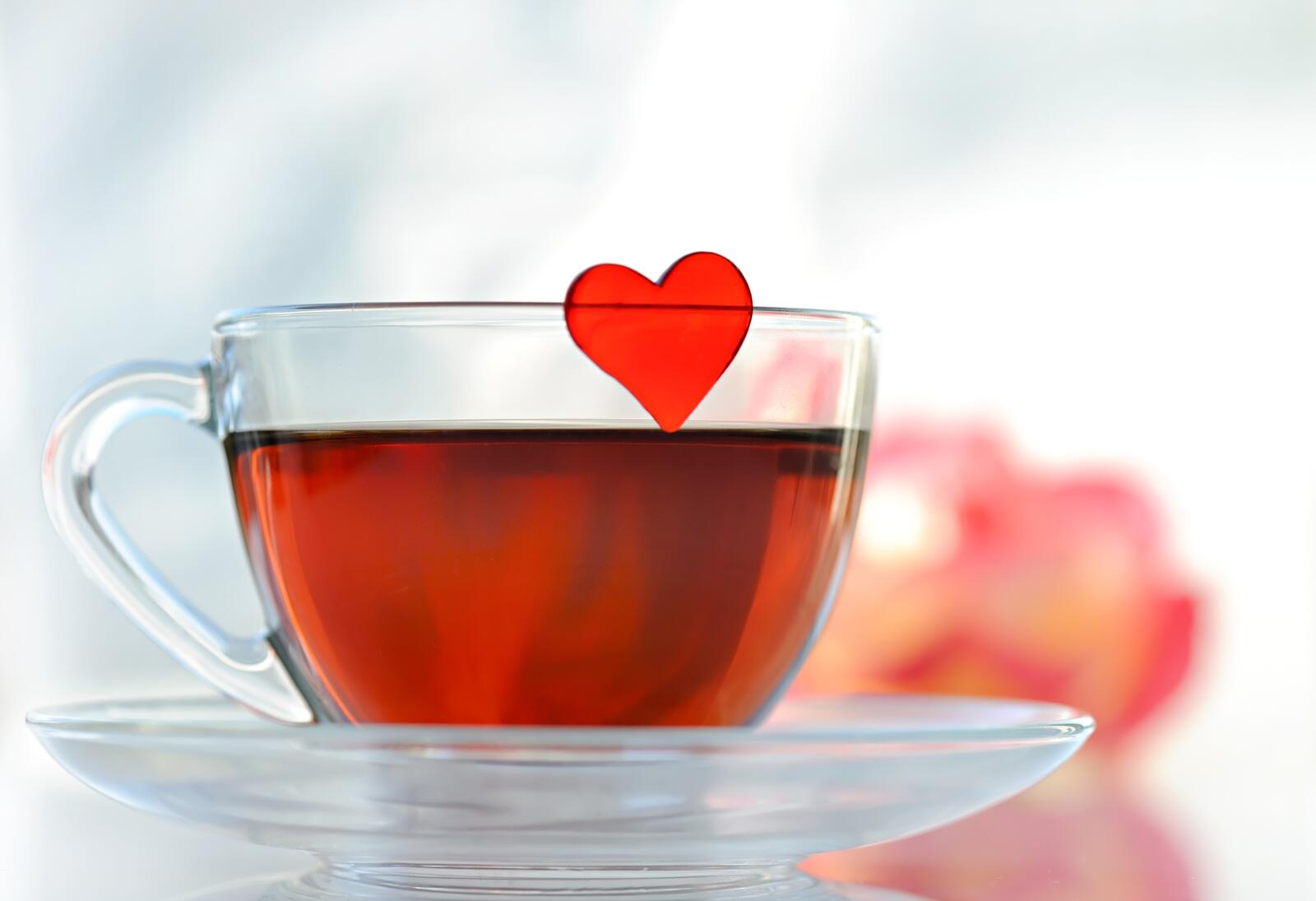 Free photo Transparent cup with tea and a heart